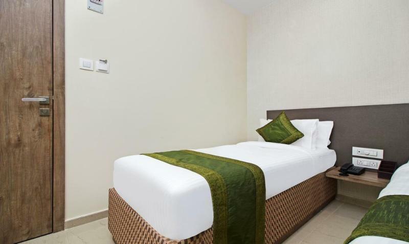 Ocean Suites Hotel Мумбай Екстериор снимка