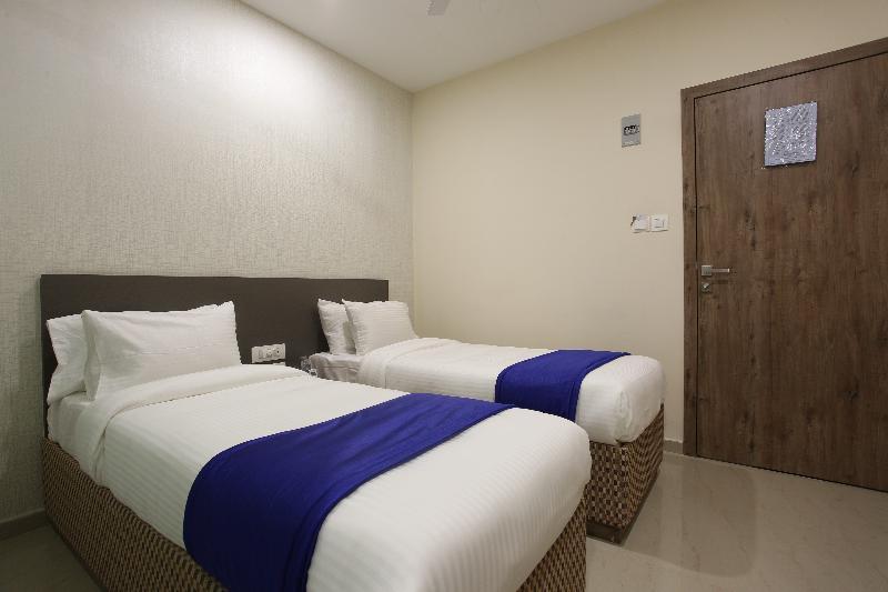 Ocean Suites Hotel Мумбай Екстериор снимка