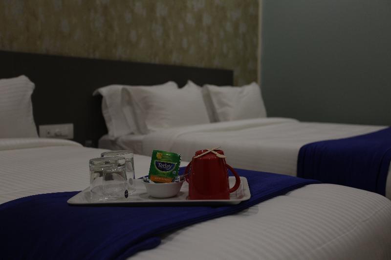 Ocean Suites Hotel Мумбай Екстериор снимка