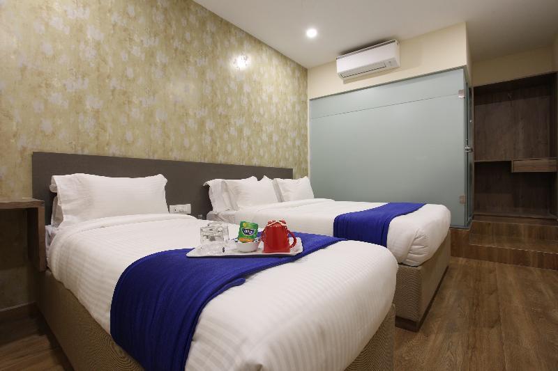 Ocean Suites Hotel Мумбай Екстериор снимка